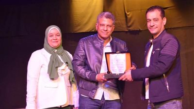 المخرج هشام عطوة يكرم المخرج عادل حسان بمسرح الطليعة بالعتبة 