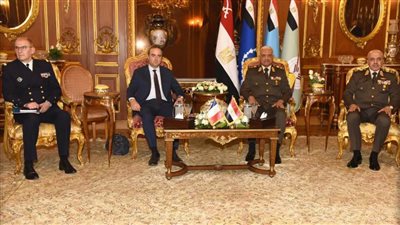 وزير الدفاع يناقش مع نظيره الفرنسي سبل تعزيز التعاون العسكري ومناقشة المستجدات الإقليمية والدولية 