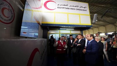 السيسي وماكرون يتفقدان الموقع اللوجيستي لمخازن الهلال الأحمر بالعريش