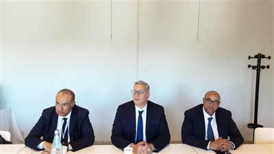  وزير البترول يعقد جلسة مباحثات مع وزير الطاقة الجزائرى