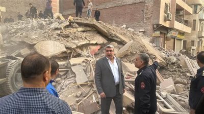 محافظ أسيوط ومدير الأمن يتفقدان موقع منزل حي شرق المنهار