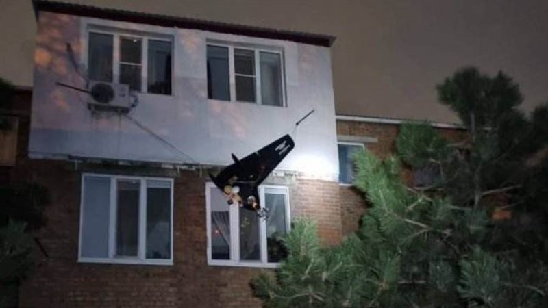 طائرة عالقة في حبال