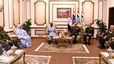 وزير الدفاع يناقش مع نظيره في النيجر تطورات الأوضاع والأمن والاستقرار لأفريقي