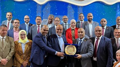 نقابة البترول تكرم الزميل عادل عثمان رئيس نقابة التعاون للبترول منطقة القناة