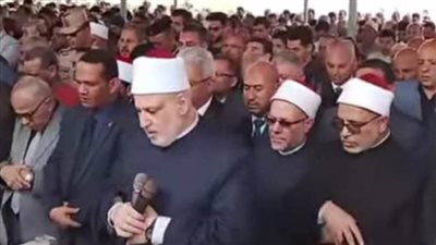 قيادات الأزهر يؤدون صلاة الجنازة على والد رئيس جامعة الأزهر