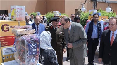 محافظ سوهاج يسلم 25 