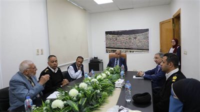 محافظ المنيا يعقد اجتماعًا لمناقشة تطوير  وتجميل شوارع المدينة لتحسين السيولة المرورية. 