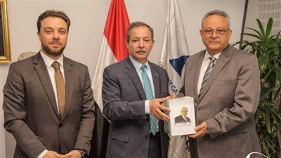 الرئيس الفلسطيني يهدي مجموعة من مؤلفاته لمكتبة الإسكندرية