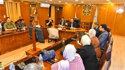 محافظ أسيوط يعقد اجتماعًا ويطالب بتسريع وتيرة العمل لتسليم مشروعات حياة كريمة