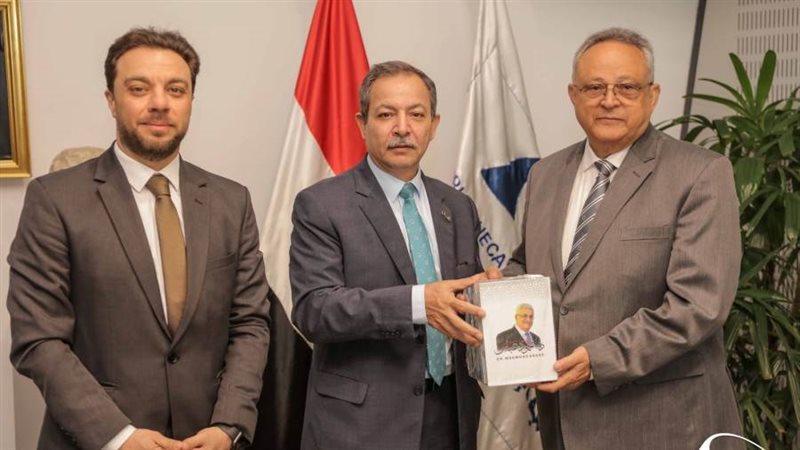 إهداء كتب الرئيس