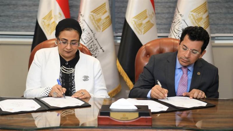 جانب من توقيع البروتوكول