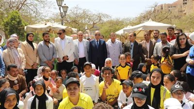 محافظ المنيا يرسم البهجة على وجوه الأطفال في احتفالية يوم اليتيم