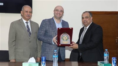 محافظ بني سويف يُكرم 