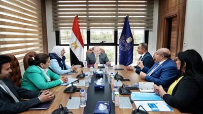 رئيس هيئة الدواء يناقش تطوير التصنيع المحلي للمستلزمات الطبية