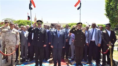 محافظ أسيوط ومدير الأمن يضعان إكليل الزهور على النصب التذكاري لشهداء بني عدي