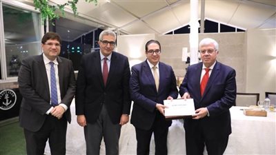 وزير التعليم العالي يُكرم رئيس جامعة القاهرة 