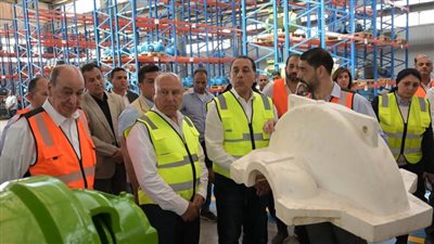رئيس الوزراء يتفقد مصنعي 