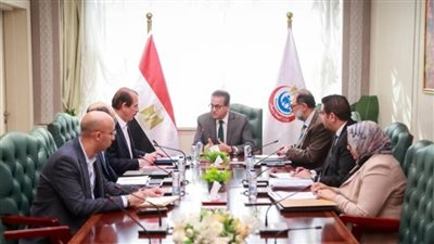 بتوجيهات رئاسية.. وزير الصحة يناقش مع رئيس سلامة الغذاء اشتراطات سلامة المنتجات