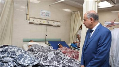 محافظ المنيا يزور المصابين ويقرأ الفاتحة على أرواح الضحايا