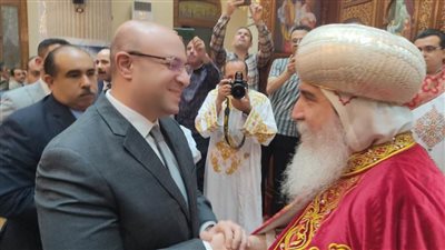 محافظ بني سويف يُهنئ المسيحيين بعيد القيامة خلال حضور القداس بالمطرانية