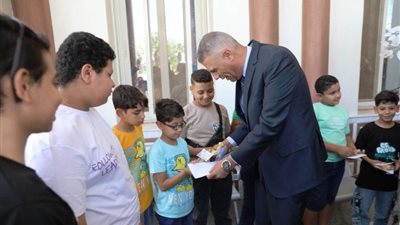 محافظ أسوان يوزع هدايا الرئيس على الأطفال فى الكنائس بمناسبة عيد القيامة 