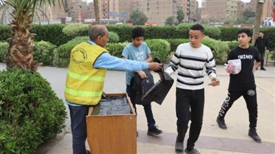الجيزة توزّع أكياس قمامة مجانًا على روّاد الحدائق لجمع المخلفات بها