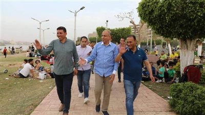 محافظ المنيا يتفقد كورنيش النيل ويشارك المواطنين الاحتفال بشم النسيم وأعياد الربيع