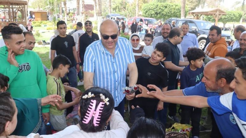 محافظ القليوبية يوزع