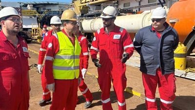 رئيس شركة خدمات البترول البحرية PMS يتفقد أعمال تركيب جاكت منصة WEB Offshore 