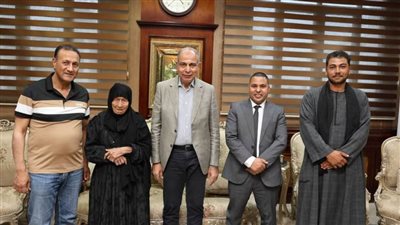 محافظ المنيا يستقبل سيدة مسنة تبرعت بقطعة أرض لبناء مستشفى