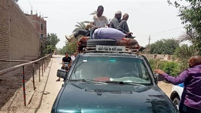 بعد حادثي سمالوط وملوي إنقاذ 28 عاملًا من سيارة 