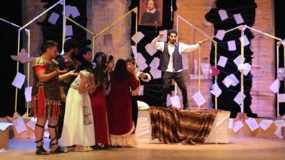 يناقش الأسئلة الوجودية..