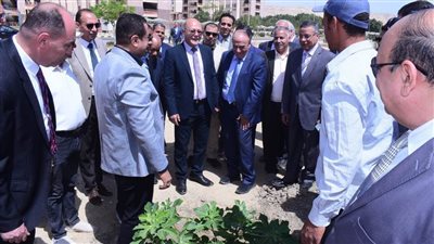 اللواء سمير فرج يغرس شجرة باسمه بجامعة سوهاج الجديدة