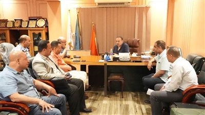 محافظ أسيوط يوجه بإصلاح 120 سريرًا و60 كرسيًا متحركًا والاستفادة من 30 طن رواكد خشبية