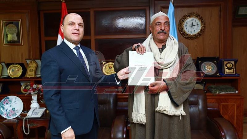 تسليم العقود