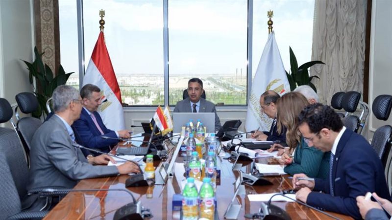 وزير التموين يجتمع