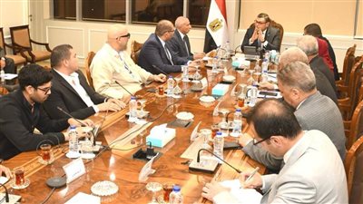 وزيرالإسكان يلتقي مسئولي 