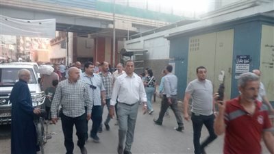 إزالة إشغالات وتعديات الباعة الجائلين على حرم الطريق بشارع رياض بحي شرق أسيوط