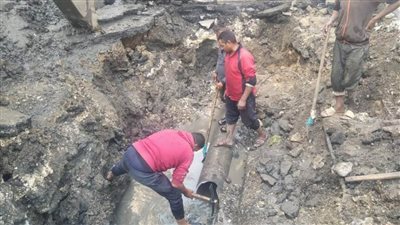 كسر مفاجئ لماسورة مياه يُغرق شارع الأمين والبلدية.. وتحرك فوري من الأجهزة التنفيذية ببورسعيد 