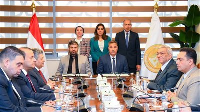 وزيرتا البيئة والتنمية المحلية ومحافظ المنيا يشهدون توقيع عقد تشغيل مصنع تدوير المخلفات بالعدوة