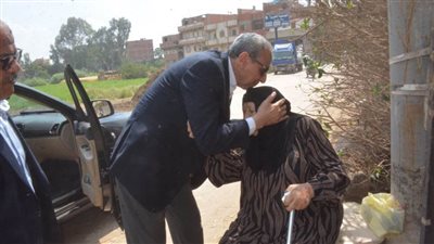  بالصور.. محافظ الغربية يتجول في شوارع قرية 