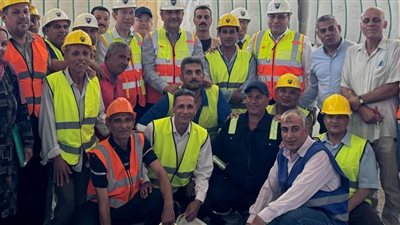 وزير قطاع الأعمال العام يهنئ العاملين بالمصانع والشركات التابعة للوزارة بمناسبة عيد العمال