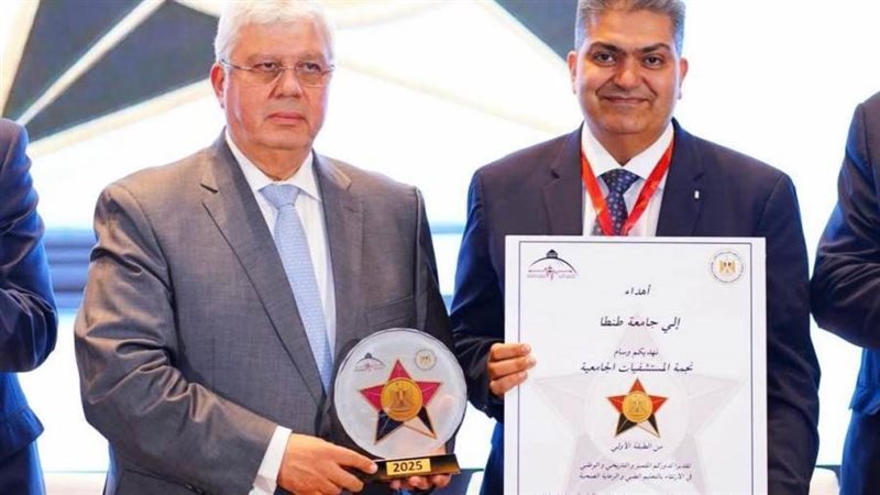 جانب من تسلم الوسام