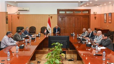 وزير الري يبحث حالة المنظومة المائية وأعمال تطهيرات الترع