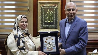 محافظ المنيا يكرم مدير عام الإرشاد الزراعي تقديرًا لدورها في دعم زراعة القمح