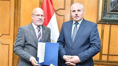 بقرار جمهوري.. رئيس جامعة قناة السويس يهنئ  الدكتور محمود الضبع لتعيينه عميدًا لكلية الآداب والعلوم الإنسانية