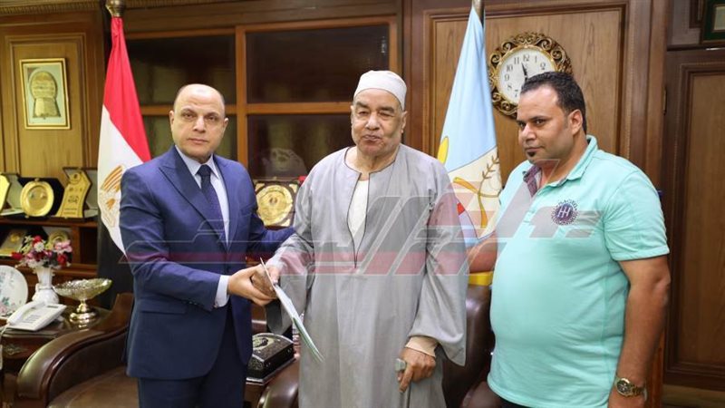 تسليم العقود