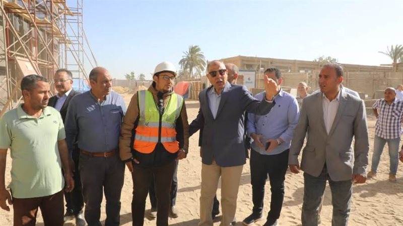 محافظ المنيا خلال