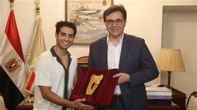 وزير الثقافة يكرم النجم العالمي مينا مسعود ويعلنه ممثلاً للثقافة المصرية بالخارج 