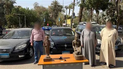 إحباط محاولة شخصين النصب على أحد الأشخاص ببيع تمثالين من الجرانيت عقب إيهامه أنها قطع أثرية بالقاهرة